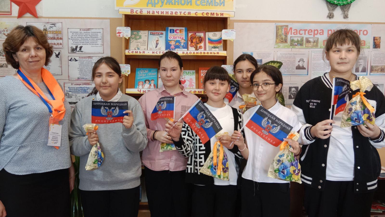 А сегодня наши активисты получили сувениры от учеников, родителей и классного руководителя 2 класса Донецкой школы, которые они приготовили к Пасхальному празднику..