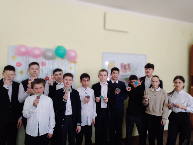 Учащиеся 7 класса под руководством Клименко Марии Николаевны сделали сувениры всем педагогам школы и представительницам технического персонала..